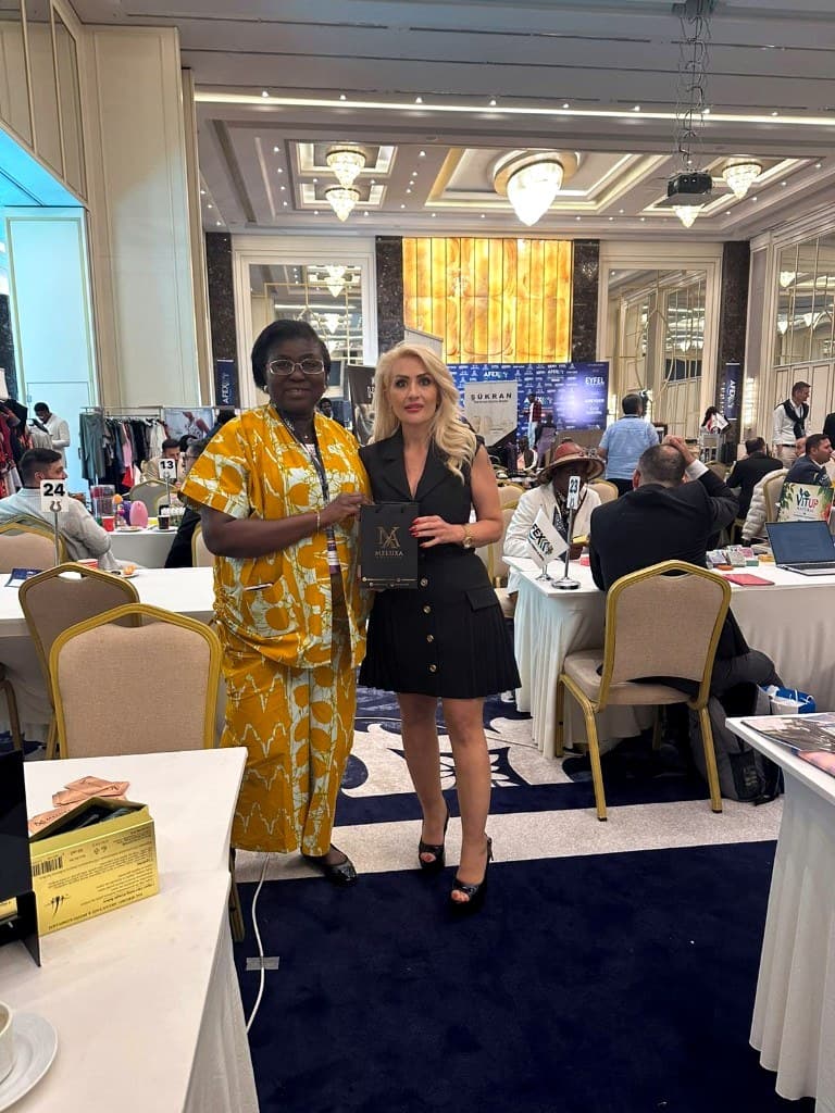 Meluxa hediye torbası ile etkinlik konukları